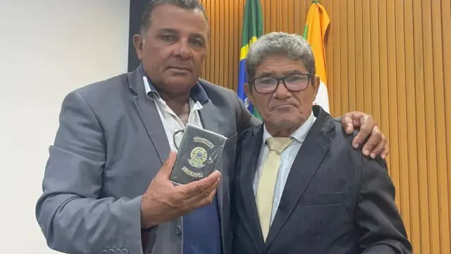 Presidente Custódio Coimbra entrega carteiras de identidade parlamentar aos vereadores durante Sessão Ordinária